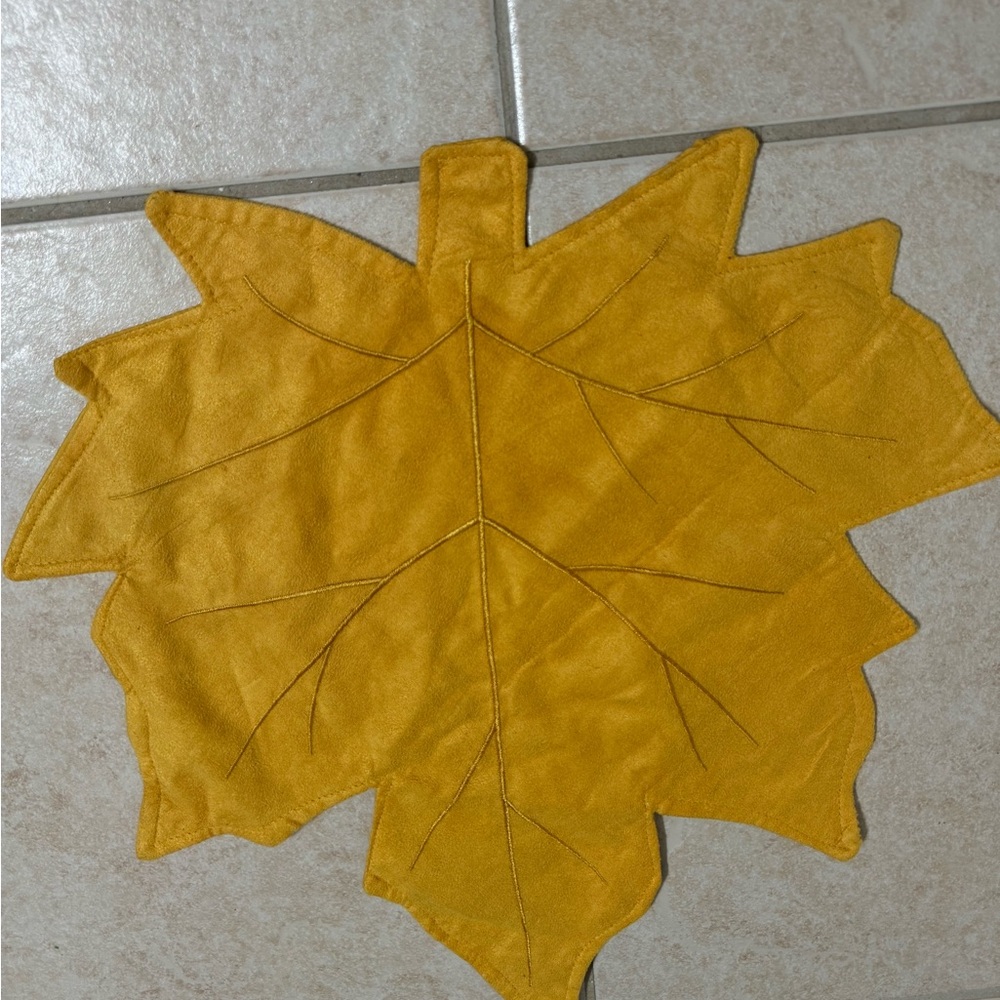 Better Homes and Gardens set of 4 Leaf shaped placemats.